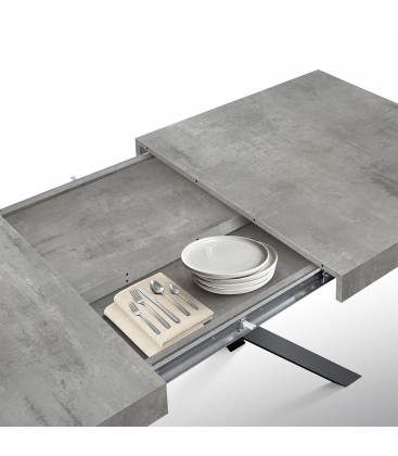 Tavolo Base in Metallo Nero e Piano Finitura Grigio Cemento con 2 allunghe
