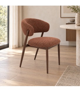 Sedia CASSANDRA in bouclé con struttura effetto noce ambientato