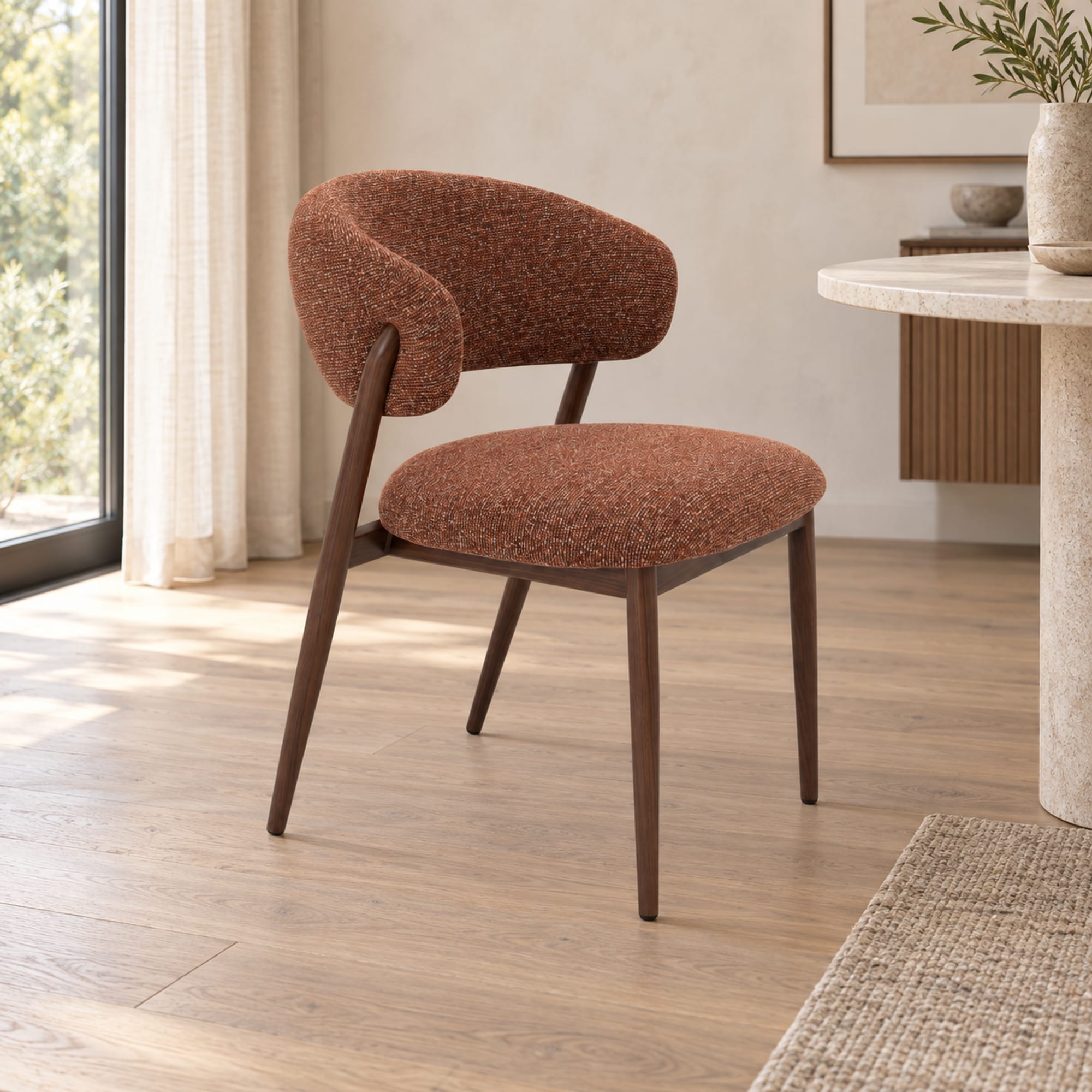 Sedia CASSANDRA in bouclé con struttura effetto noce ambientato