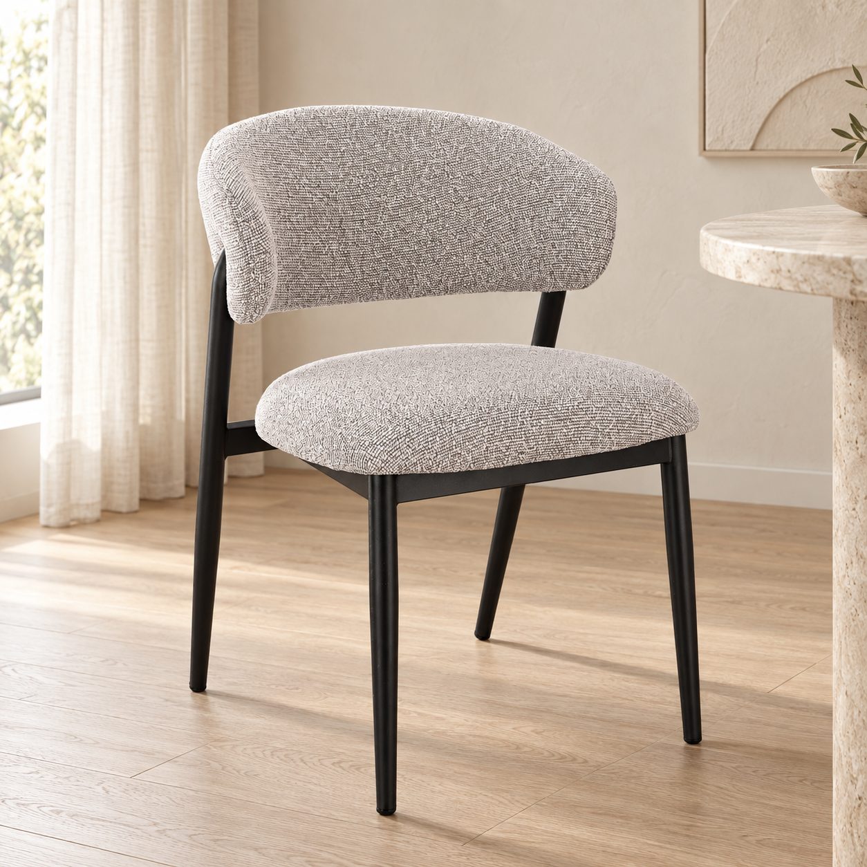 Sedia Cassandra nero/grigio – con rivestimento effetto bouclé ambientato