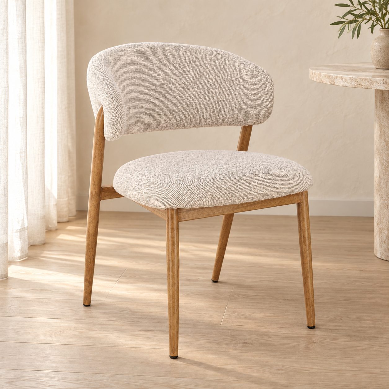 Sedia Cassandra naturale/lino – con rivestimento effetto bouclé ambientato