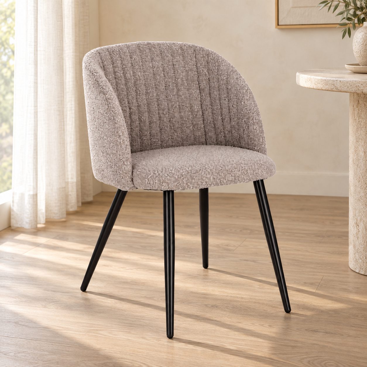 Sedia Queen visone – con rivestimento effetto bouclé ambientato