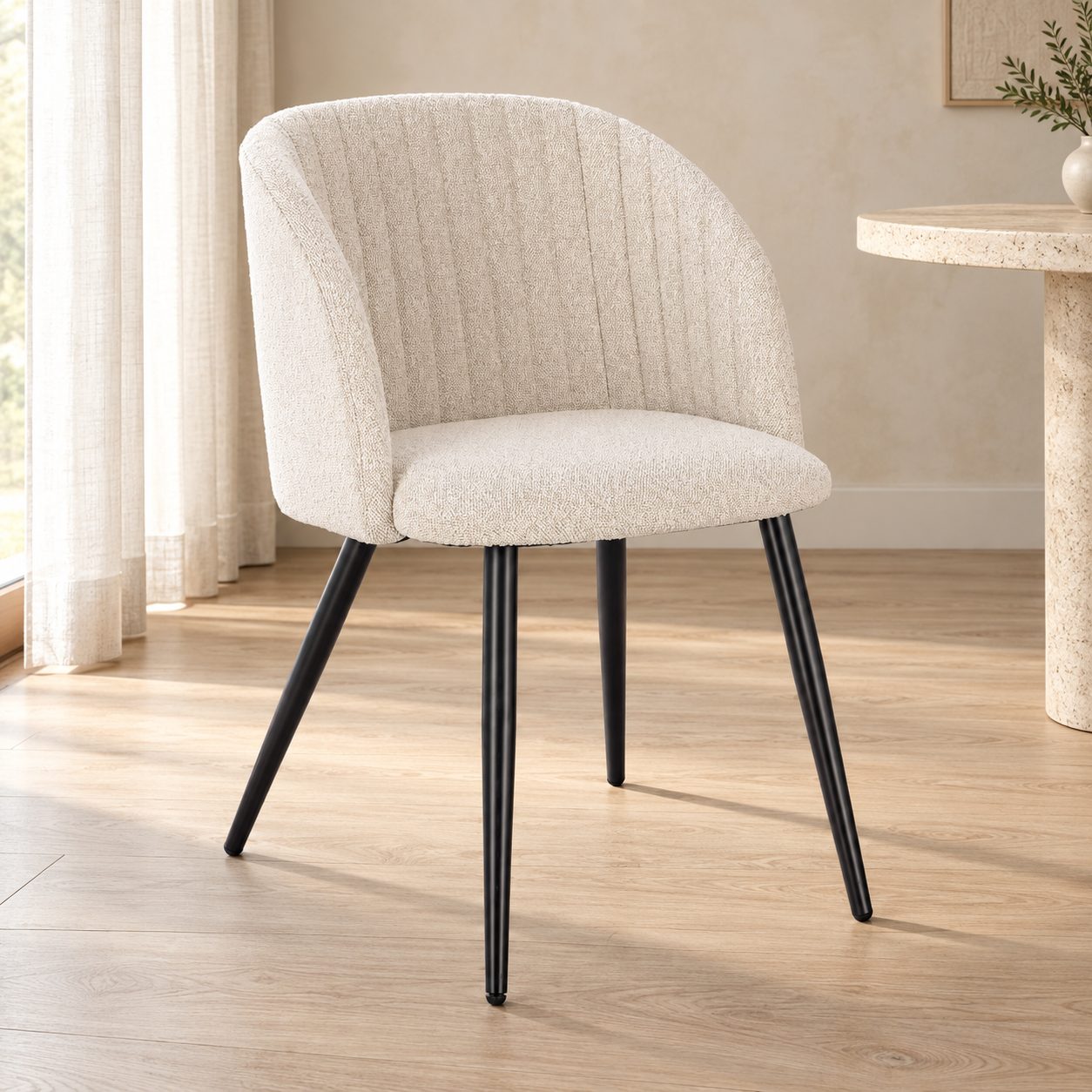 Sedia Queen avorio – con rivestimento effetto bouclé ambientato