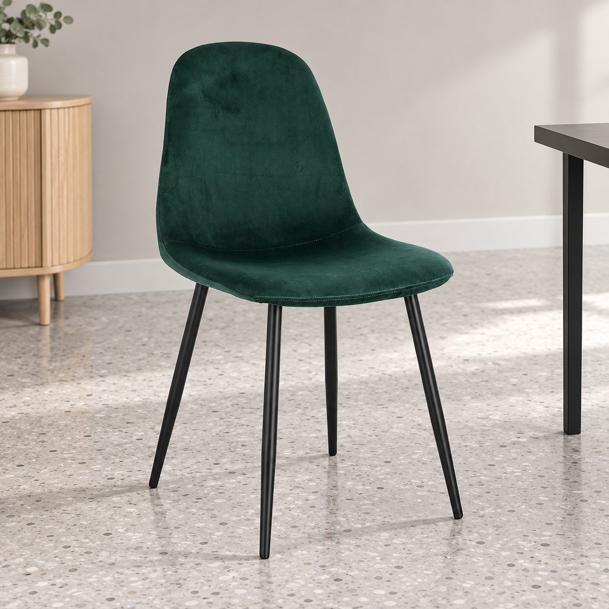 Sedia New Irelia nero/velluto verde scuro – con rivestimento in poliestere ambientato