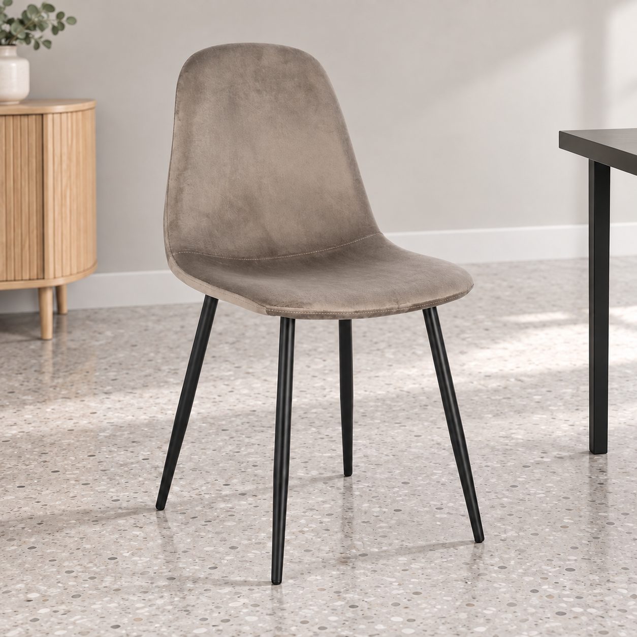 Sedia New Irelia nero/velluto tortora – con rivestimento in poliestere ambientato