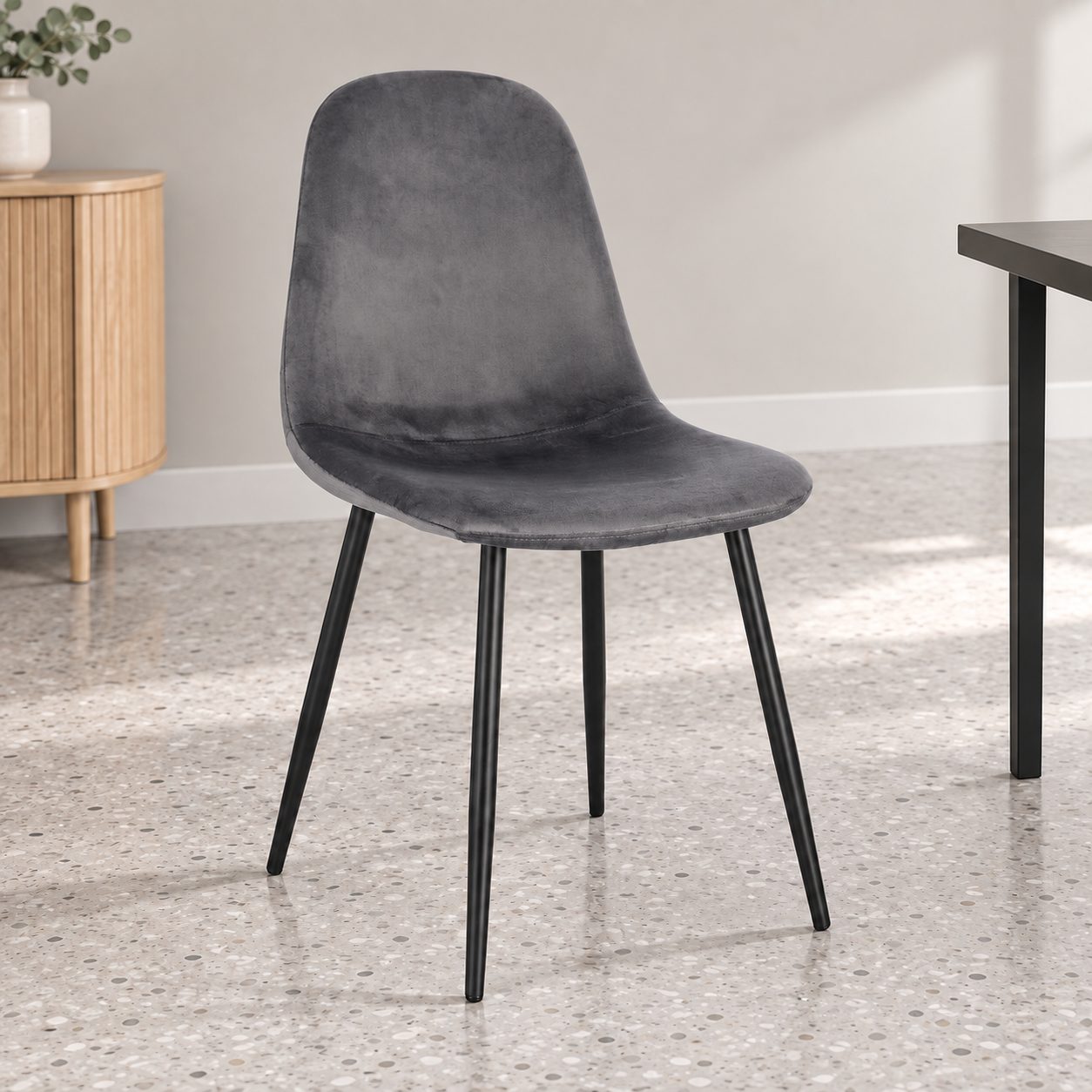 Sedia New Irelia nero/velluto grigio scuro – con rivestimento in poliestere ambientato