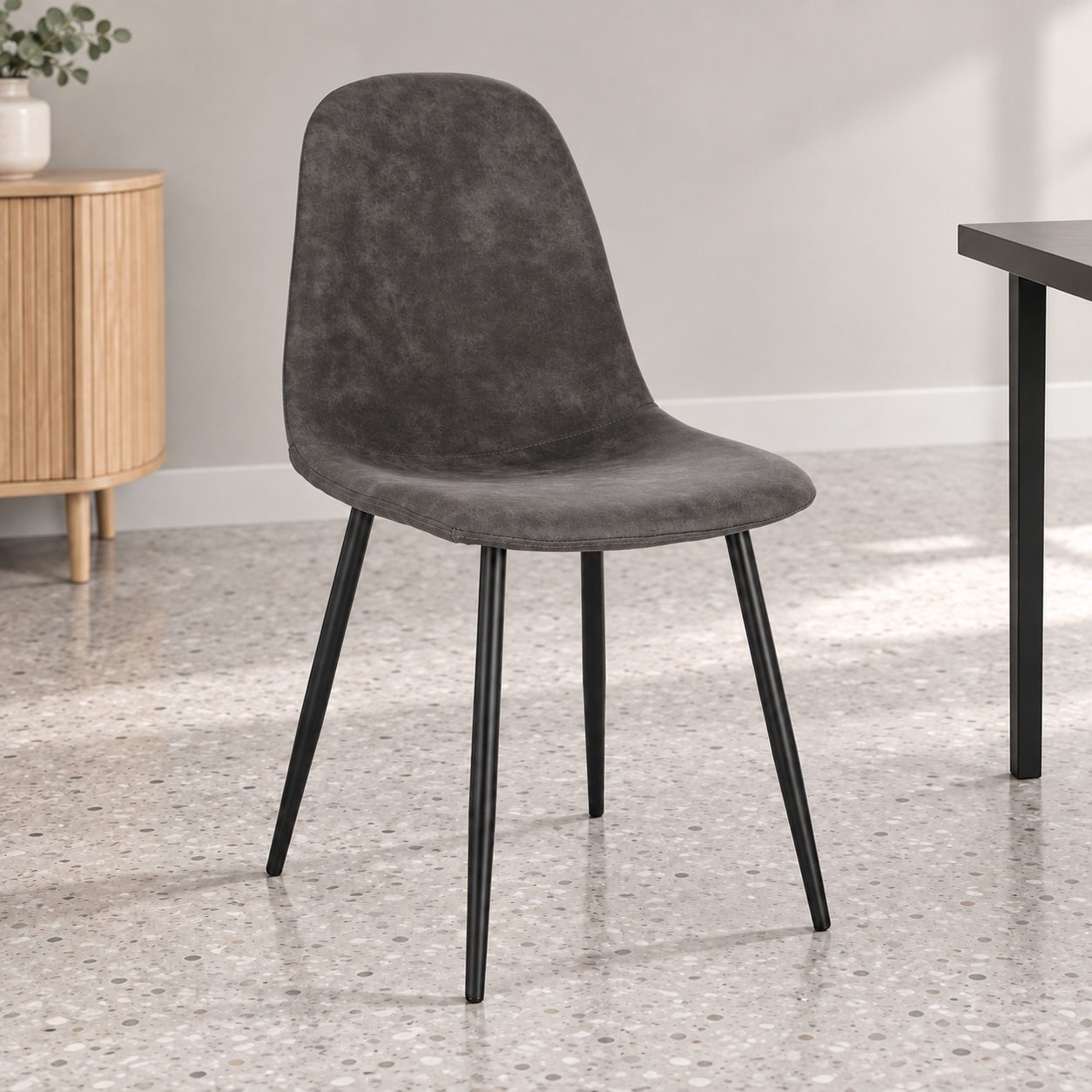 Sedia New Irelia nero/microfibra grigio scuro – con rivestimento in poliestere ambientato