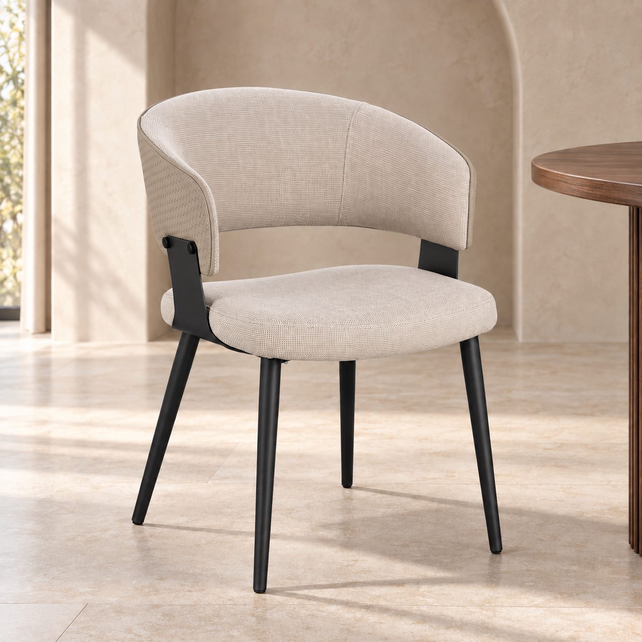 Sedia con braccioli Romy naturale – con rivestimento in poliestere ambientato