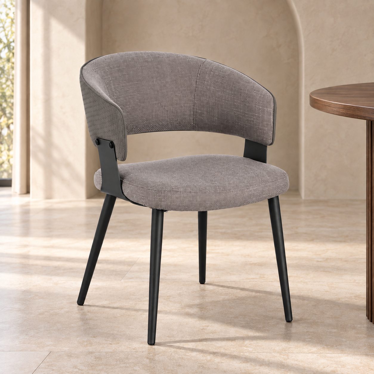 Sedia con braccioli Romy grigio – con rivestimento in poliestere ambientato