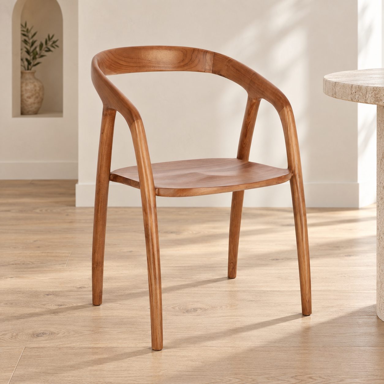 Sedia con braccioli Dotty – in legno di teak ambientato