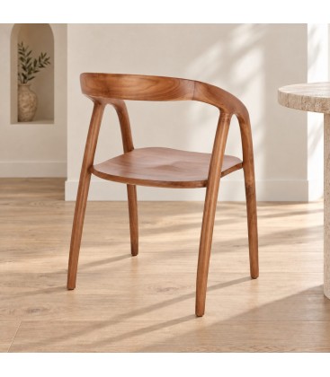 Sedia con braccioli Dotty – in legno di teak in una seconda ambientazione