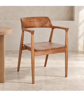 Sedia con braccioli Suzy – in legno di teak ambientato