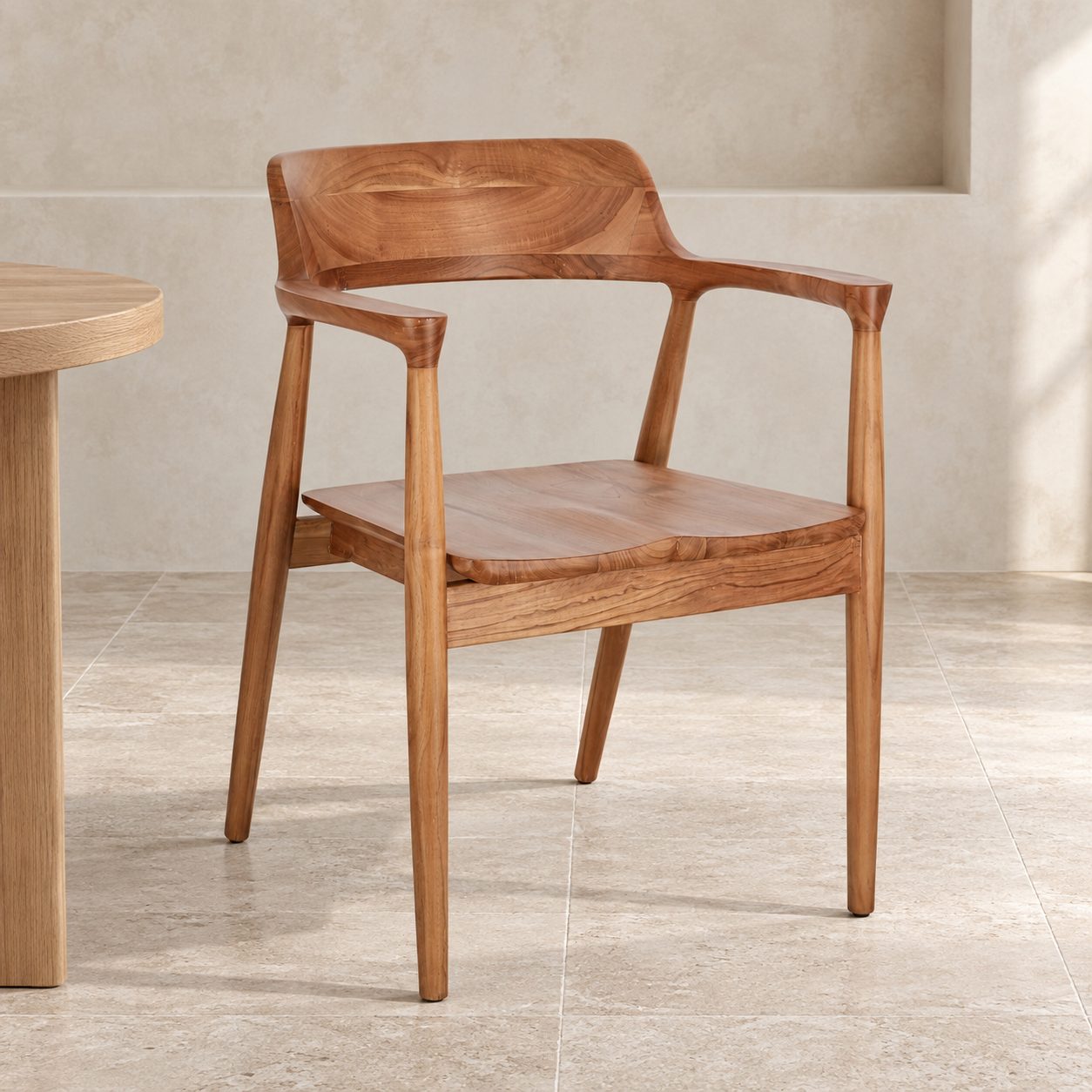 Sedia con braccioli Suzy – in legno di teak ambientato