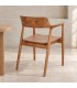 Sedia con braccioli Suzy – in legno di teak in una seconda ambientazione