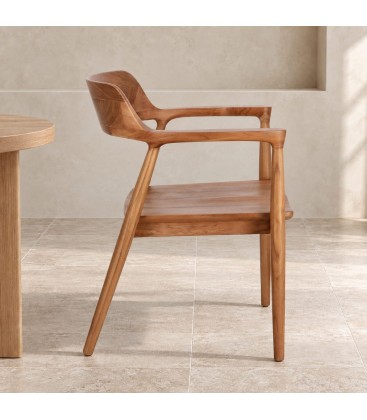 Sedia con braccioli Suzy – in legno di teak vista da un altra angolazione