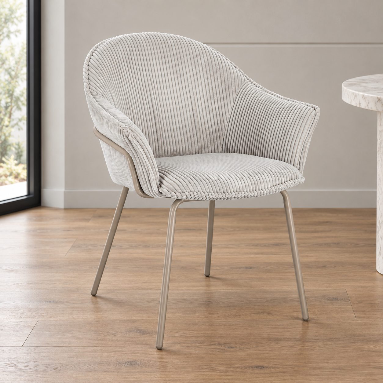 Sedia con braccioli Cassidy warm/grigio chiaro – con rivestimento in poliestere ambientato