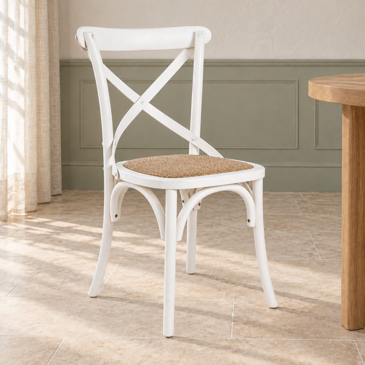 Sedia Cross bianco – con struttura in legno di olmo ambientato