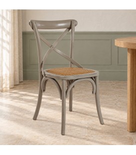 Sedia Cross grigio scuro – con struttura in legno di olmo ambientato
