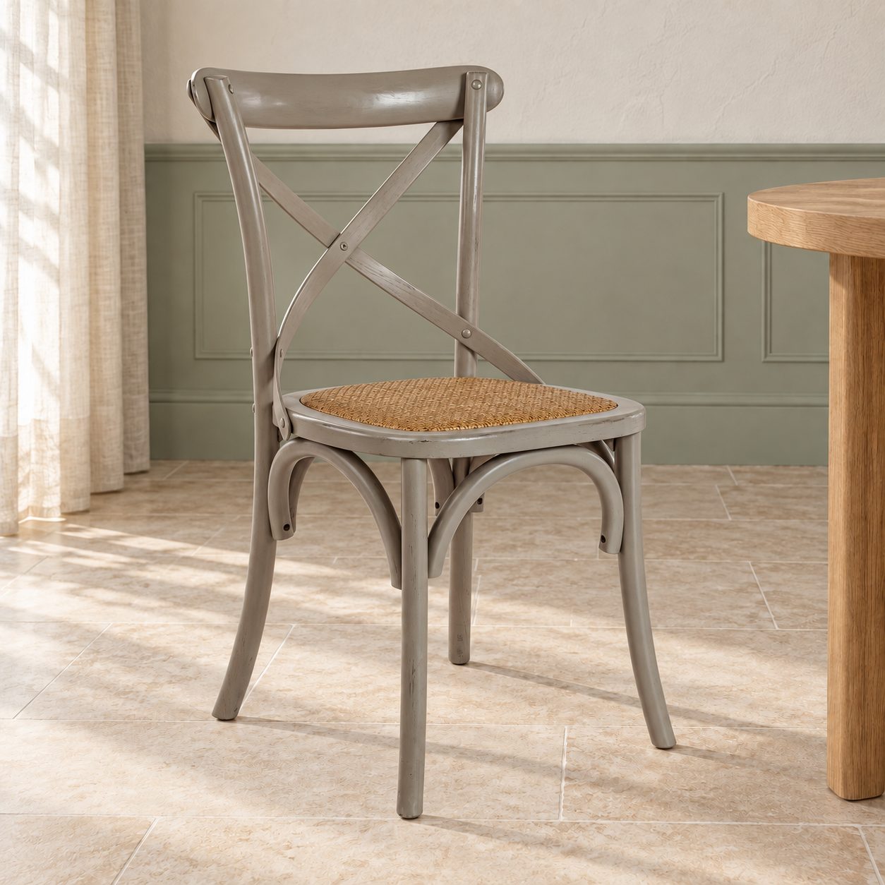 Sedia Cross grigio scuro – con struttura in legno di olmo ambientato