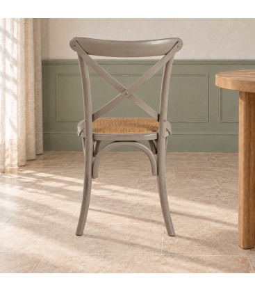 Sedia Cross grigio scuro – con struttura in legno di olmo in una seconda ambientazione