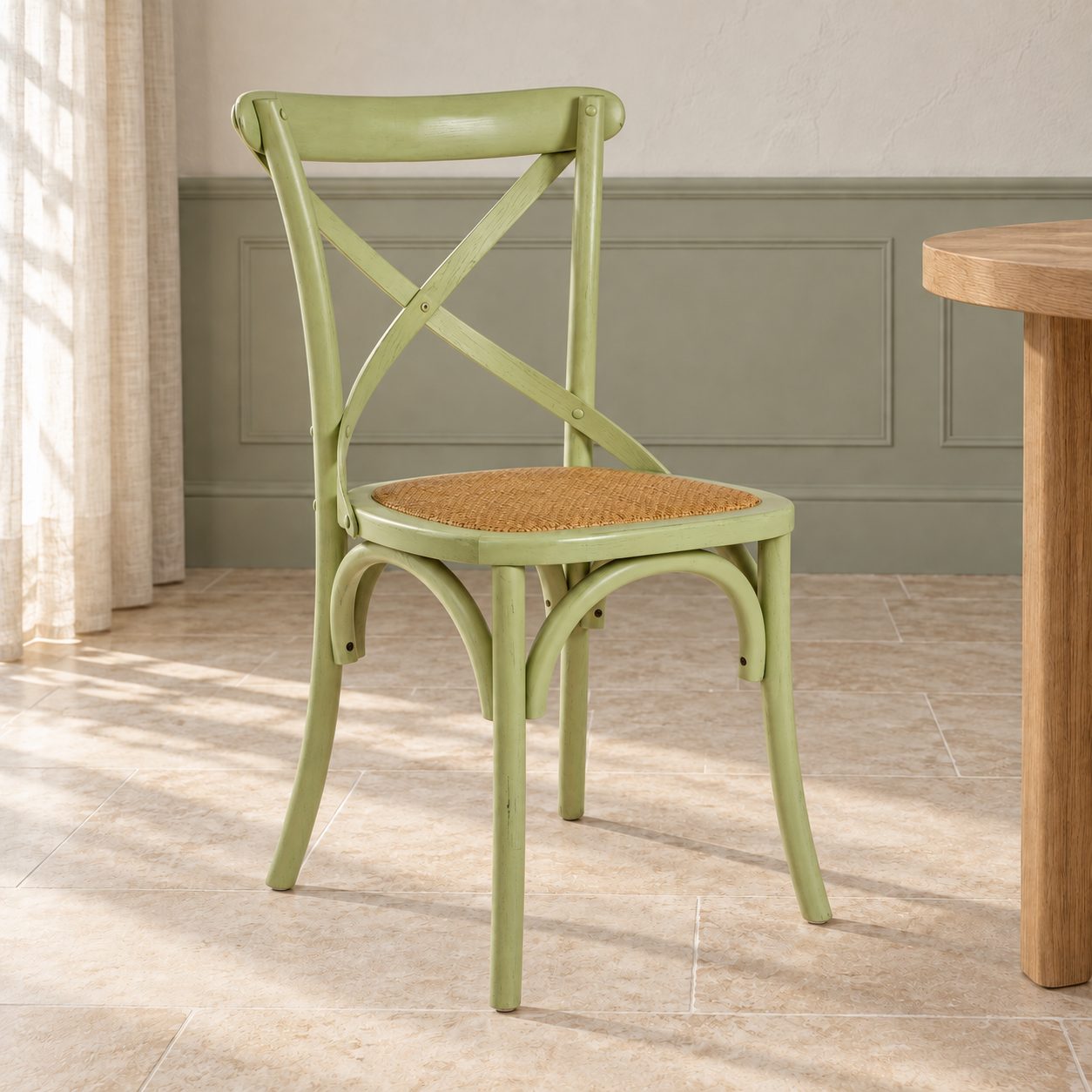 Sedia Cross verde – con struttura in legno di olmo ambientato