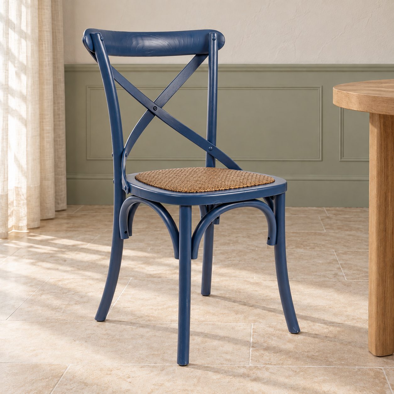 Sedia Cross blu – con struttura in legno di olmo ambientato
