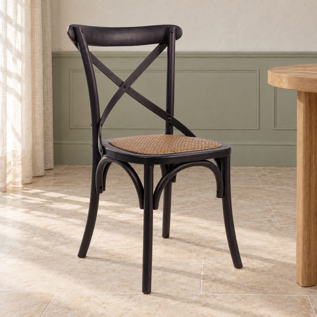 Sedia Cross nero – con struttura in legno di olmo ambientato
