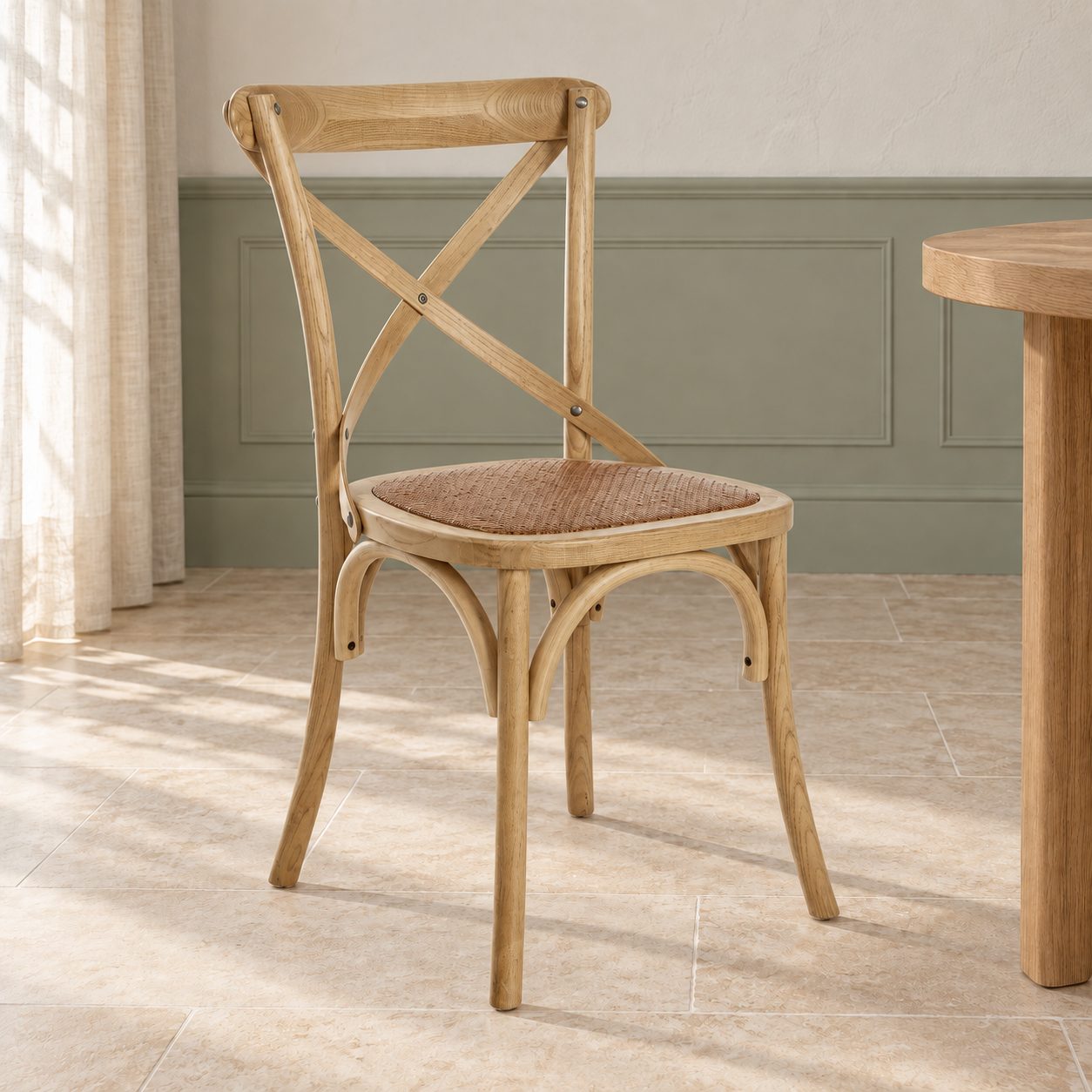 Sedia Cross marrone naturale – con struttura in legno di olmo ambientato