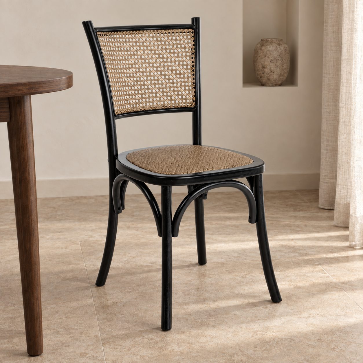 Sedia Carrel nero – con struttura in legno di olmo ambientato