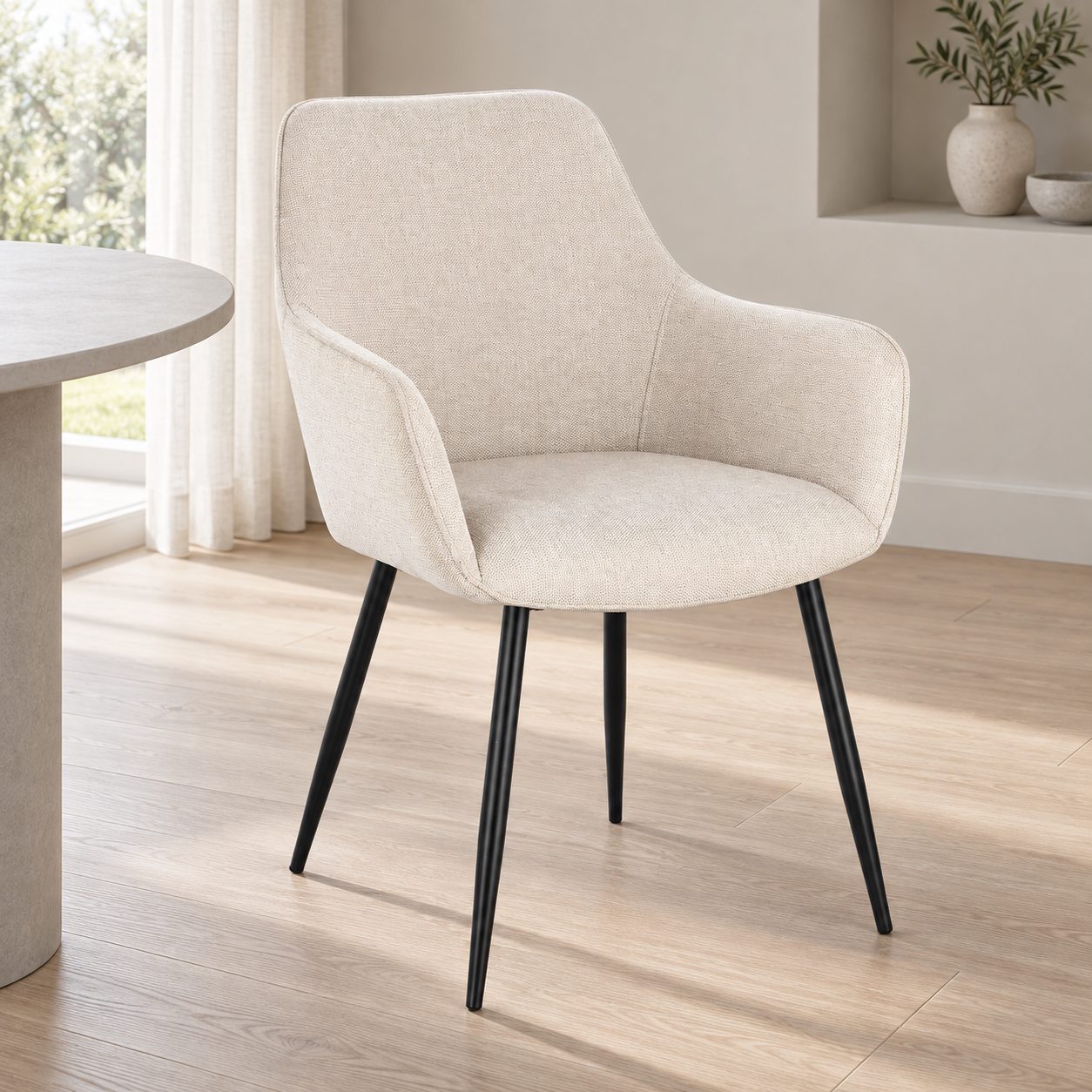 Sedia con braccioli Cora nero/beige – con rivestimento in poliestere ambientato