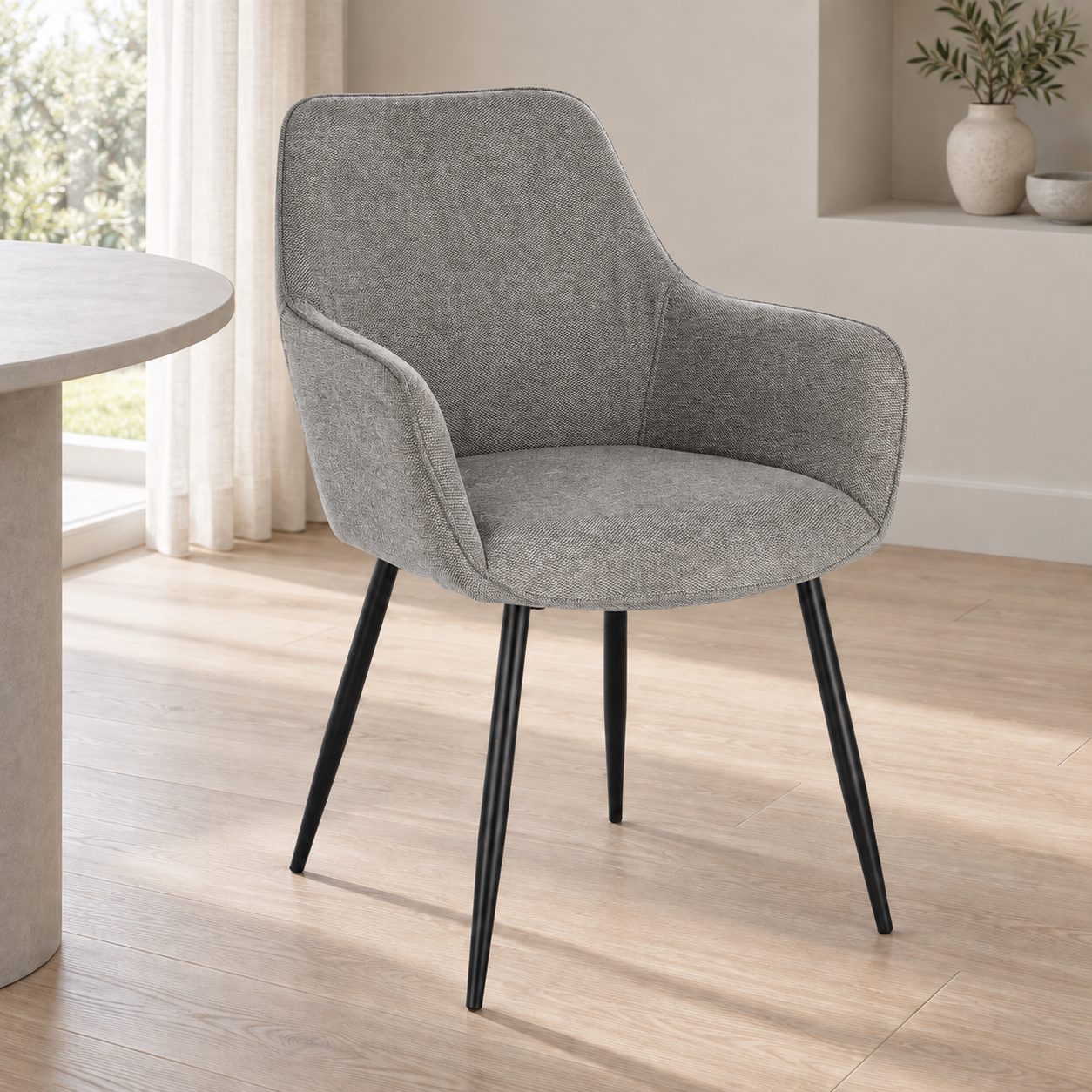 Sedia con braccioli Cora nero/grigio scuro – con rivestimento in poliestere ambientato