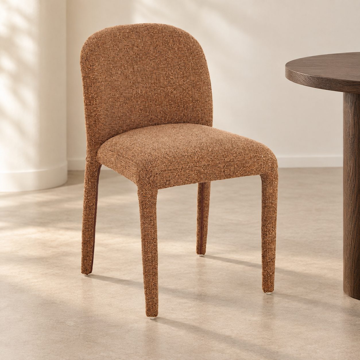 Sedia Antara terracotta – con rivestimento effetto bouclé ambientato