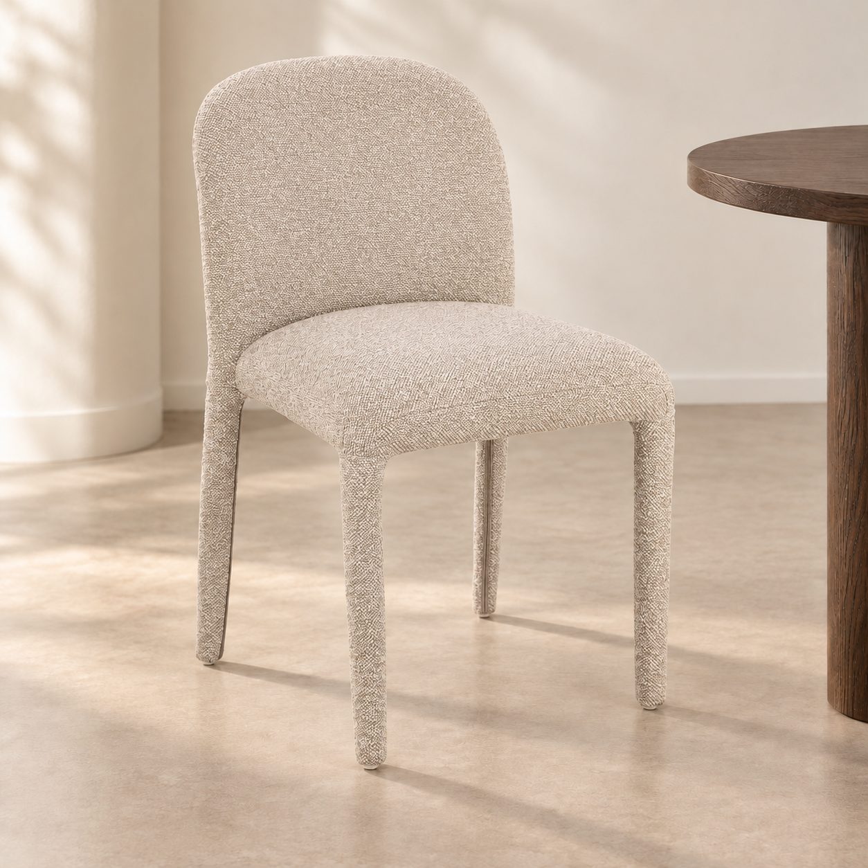 Sedia Antara beige – con rivestimento effetto bouclé ambientato