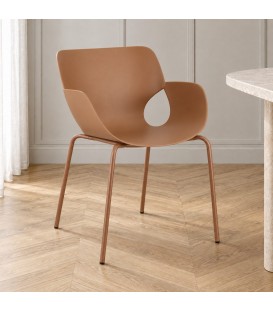 Sedia con braccioli Lennox caramel – impilabile