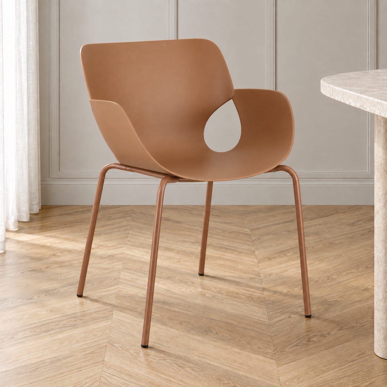 Sedia con braccioli Lennox caramel – impilabile