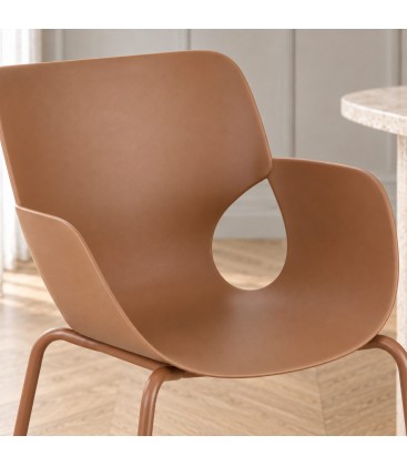 Sedia con braccioli Lennox caramel – impilabile