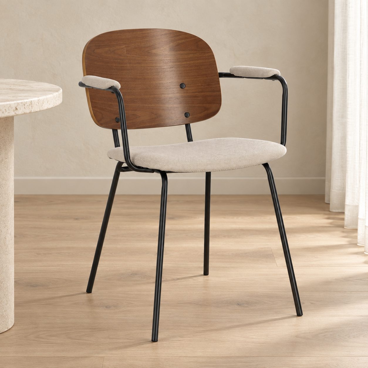 Sedia con braccioli Sienna beige – con rivestimento in poliestere ambientato