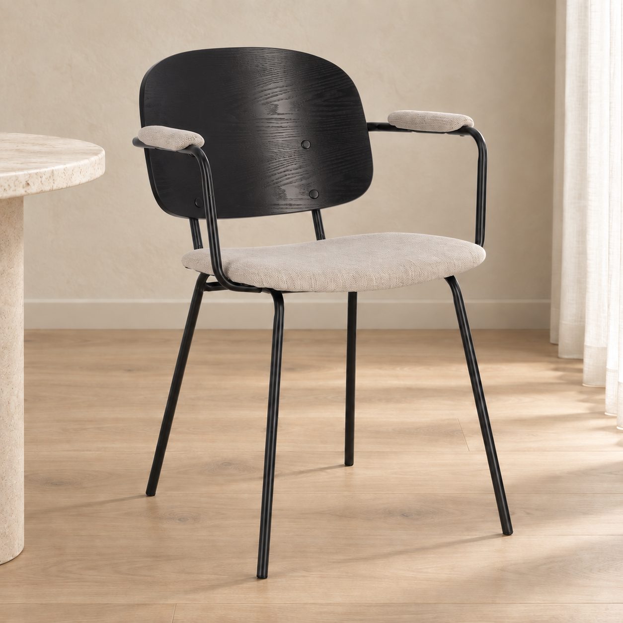 Sedia con braccioli Sienna natural – con rivestimento in poliestere ambientato