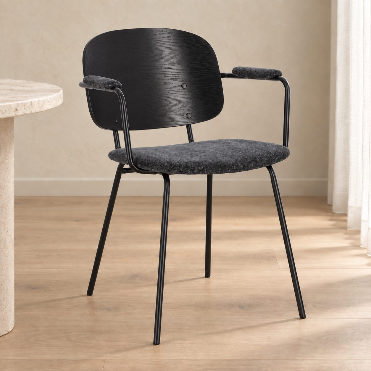 Sedia con braccioli Sienna grigio scuro – con rivestimento in poliestere ambientato
