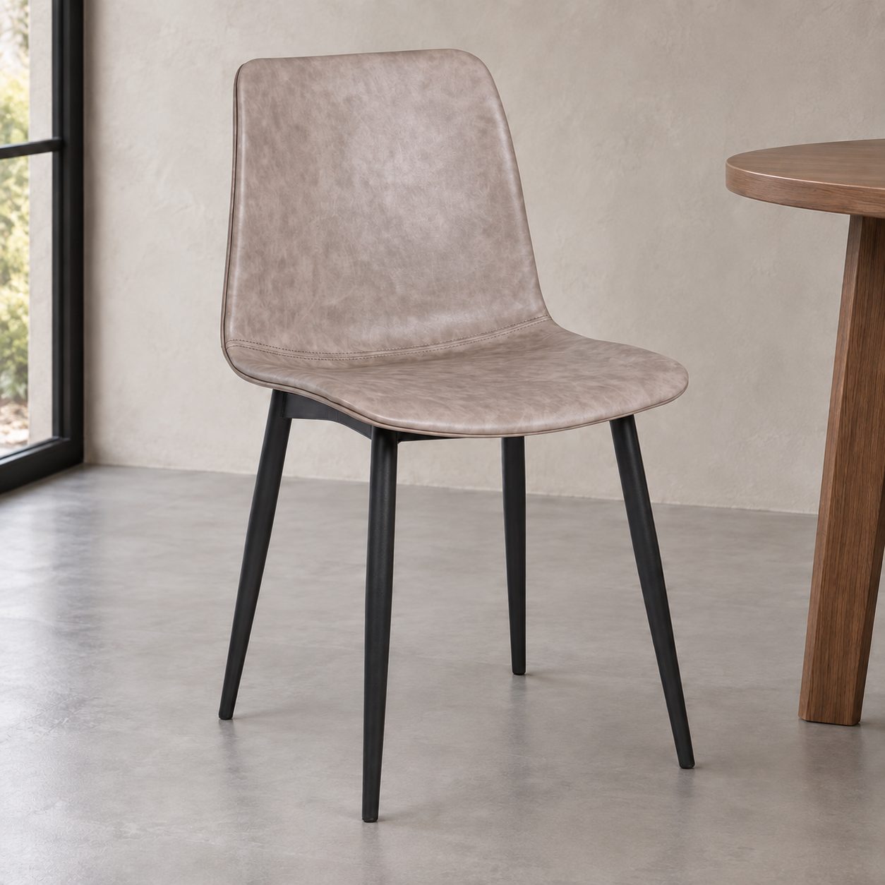 Sedia Kyra nero PU beige vintage – con rivestimento in poliestere