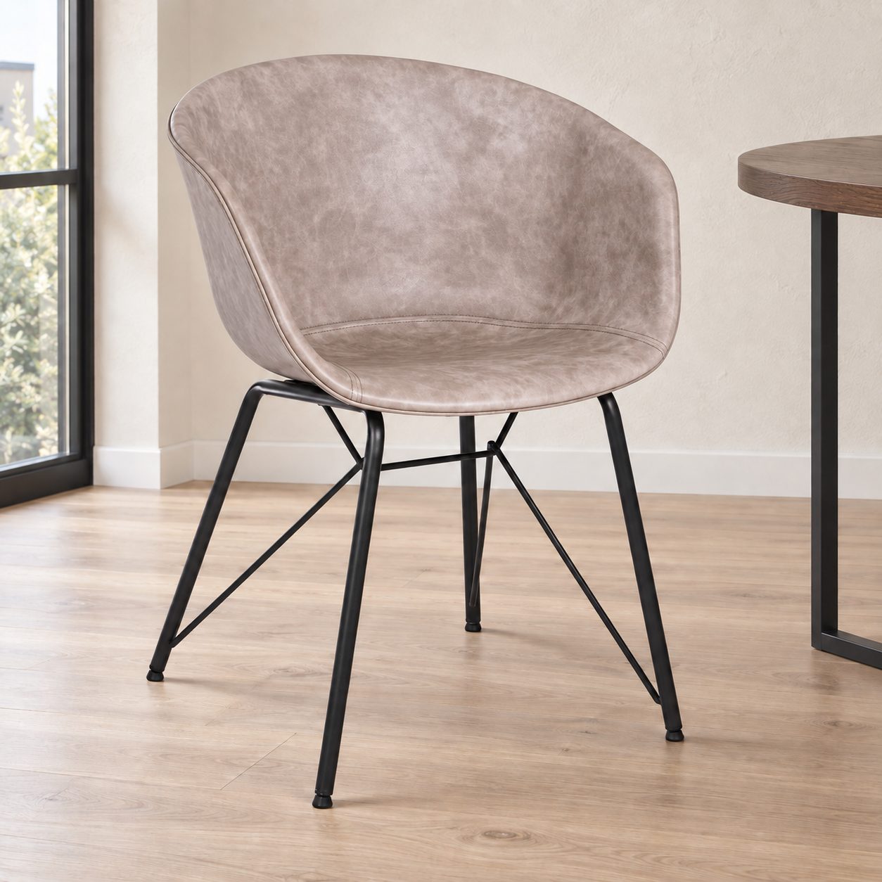 Sedia Warhol nero PU beige vintage – con elementi in polipropilene ambientato