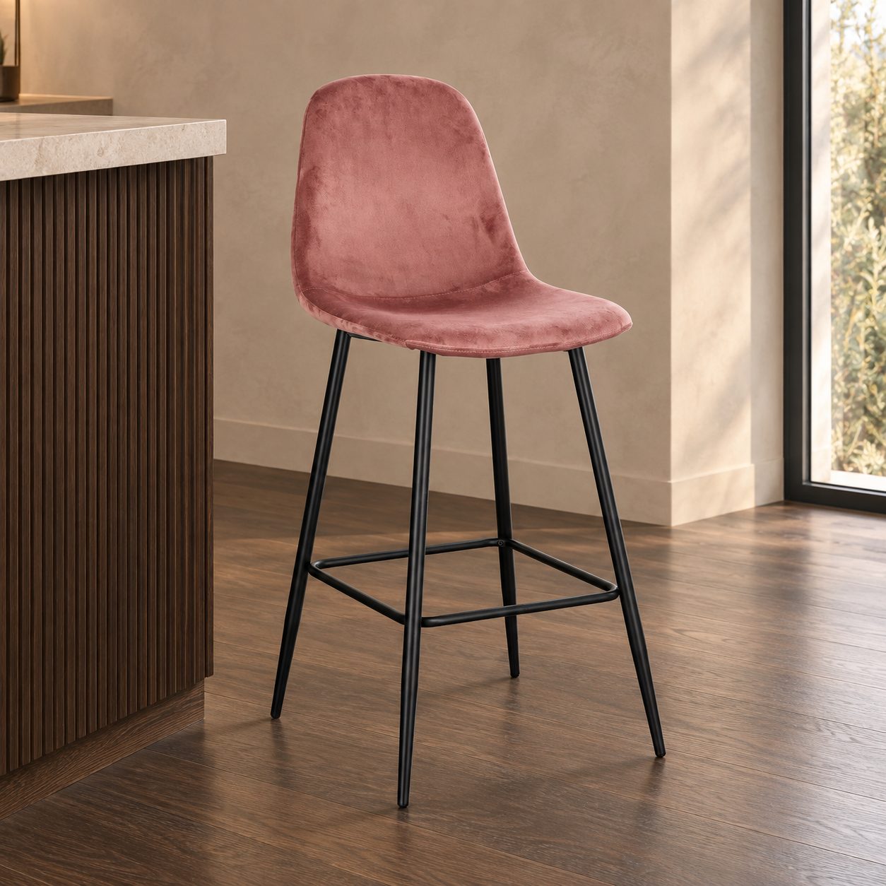 Sgabello bar New Irelia 44a - 53b - 112h - 75h1 - Nero / velluto rosa - vista ambientata principale
