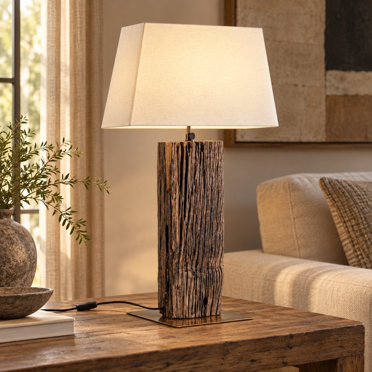 Lampada da tavolo Hugo ottone bianco H85 in teak riciclato