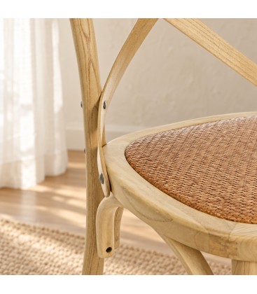 Sedia Cross marrone naturale – con struttura in legno di olmo ambientato
