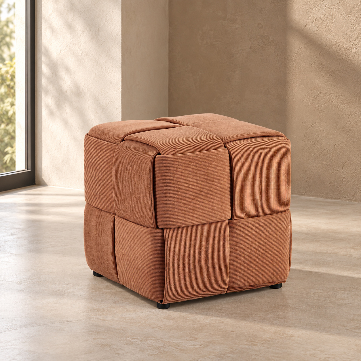 Pouf Orlyn quadrato intrecciato cognac altezza 40 cm con rivestimento effetto velluto