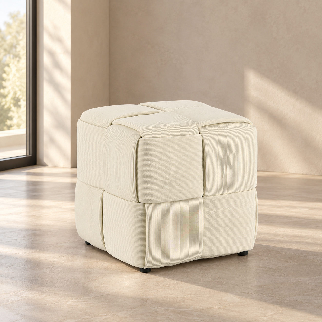 Pouf Orlyn quadrato intrecciato avorio altezza 40 cm con rivestimento effetto velluto