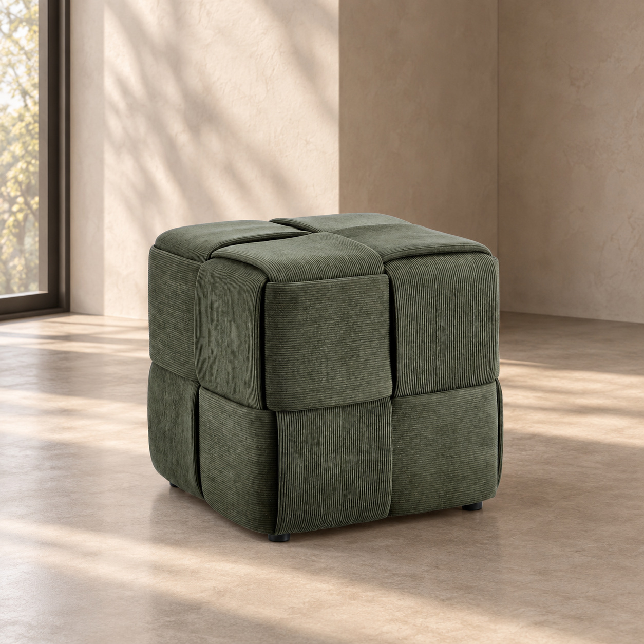 Pouf Orlyn quadrato intrecciato verde scuro altezza 40 cm con rivestimento effetto velluto