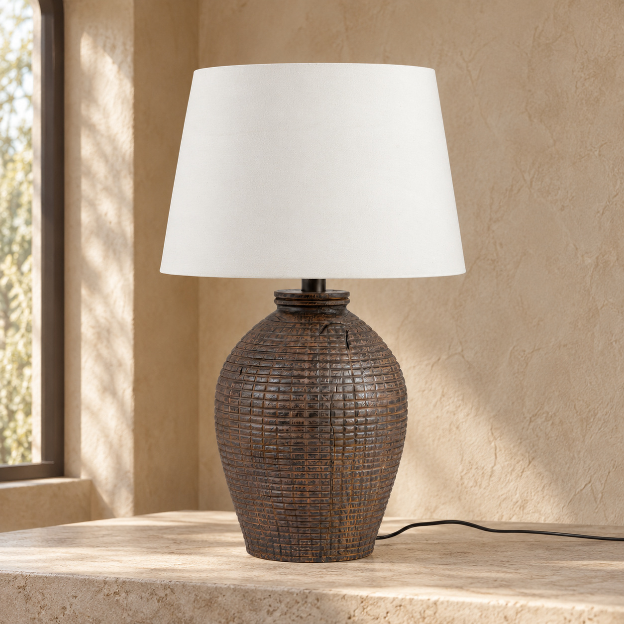 Lampada da tavolo Linea con paralume bianco e base in teak riciclato