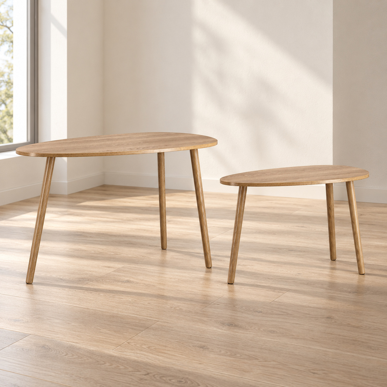 Set di 2 tavolini Jofrid irregolari naturale con gambe in legno di pino