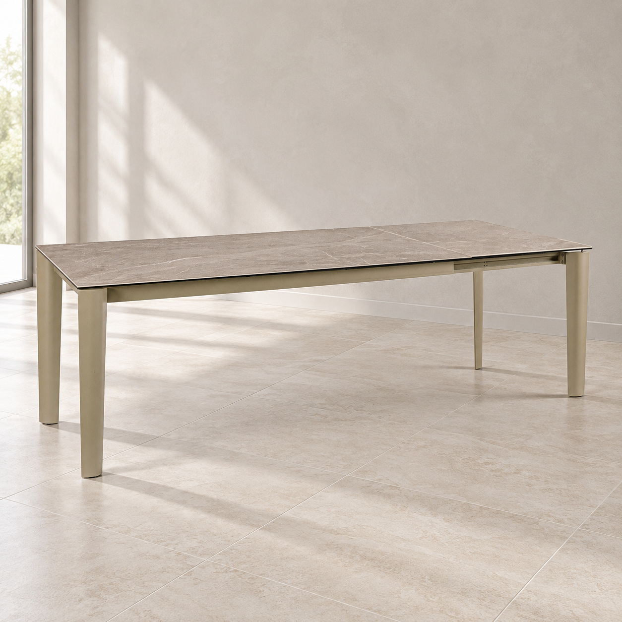 Tavolo allungabile Asiri beige con piano effetto travertino